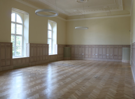 Parquet laid on herringbone. The stylish wall cladding surrounding the room stands out.