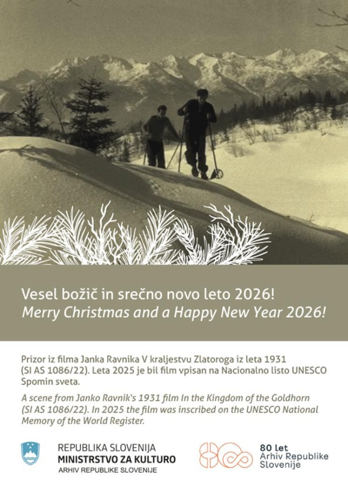 Snežna krajina s smučarji in gorami v ozadju.