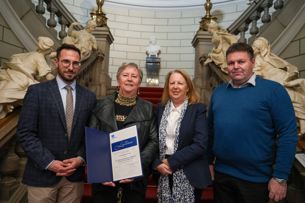 Skupinska fitografija na stopnišču. 