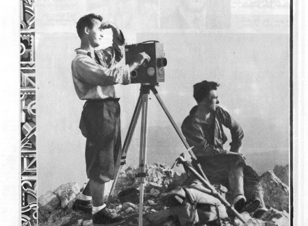 Črno-bela naslovnica časopisa.