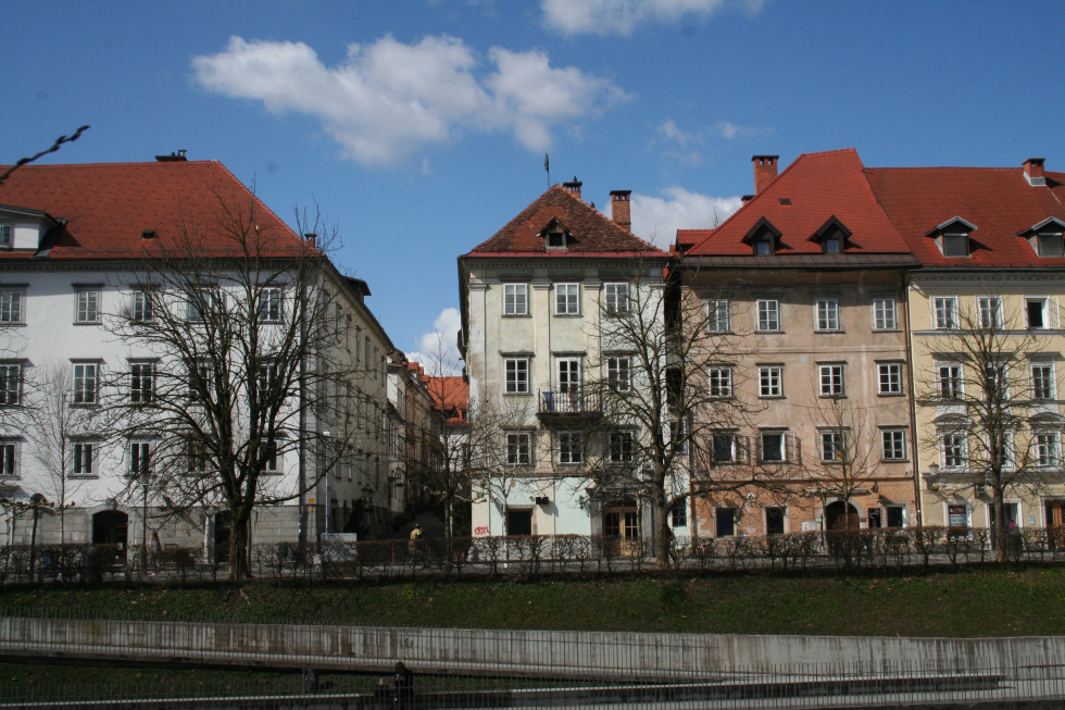 Slika hiš na Bregu v Ljubljani.