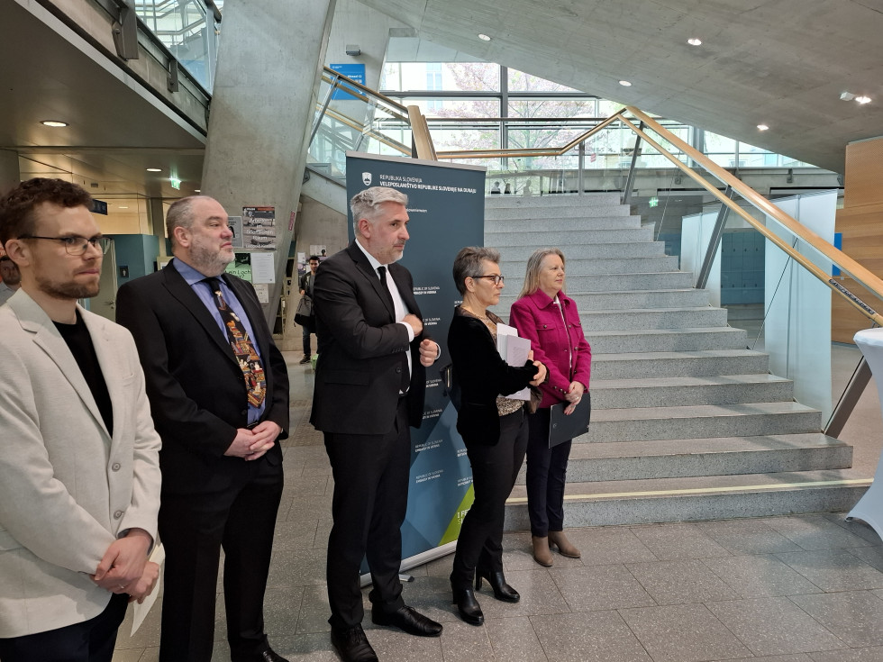 Zbrani govorniki pred stopnjiščem.