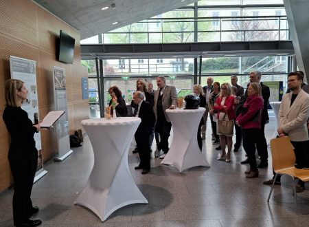 Obiskovalci prisluhnejo zgodbam iz preteklosti. 