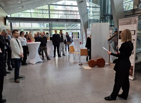 Maja Bahar med predstavitvijo.