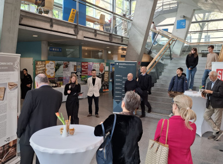 Zbrani obiskovalci v avli univerze.