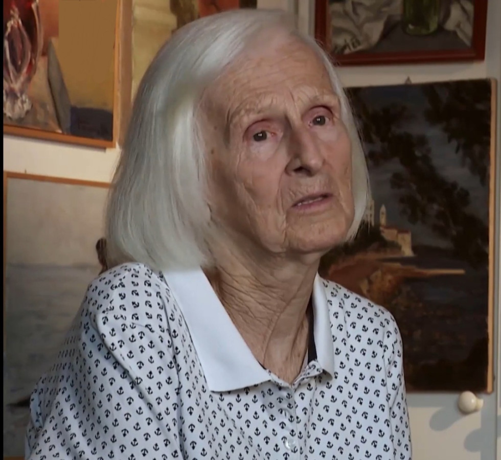 Barvna slika starejše ženske s sivo-belimi lasmi. 