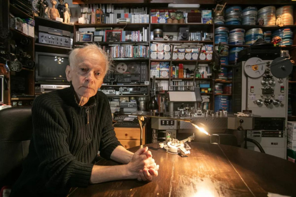 Borko Radešček v svojem "kabinetu čudes".