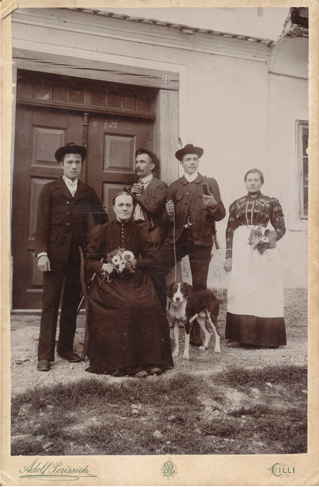 Družina na stopnicah.