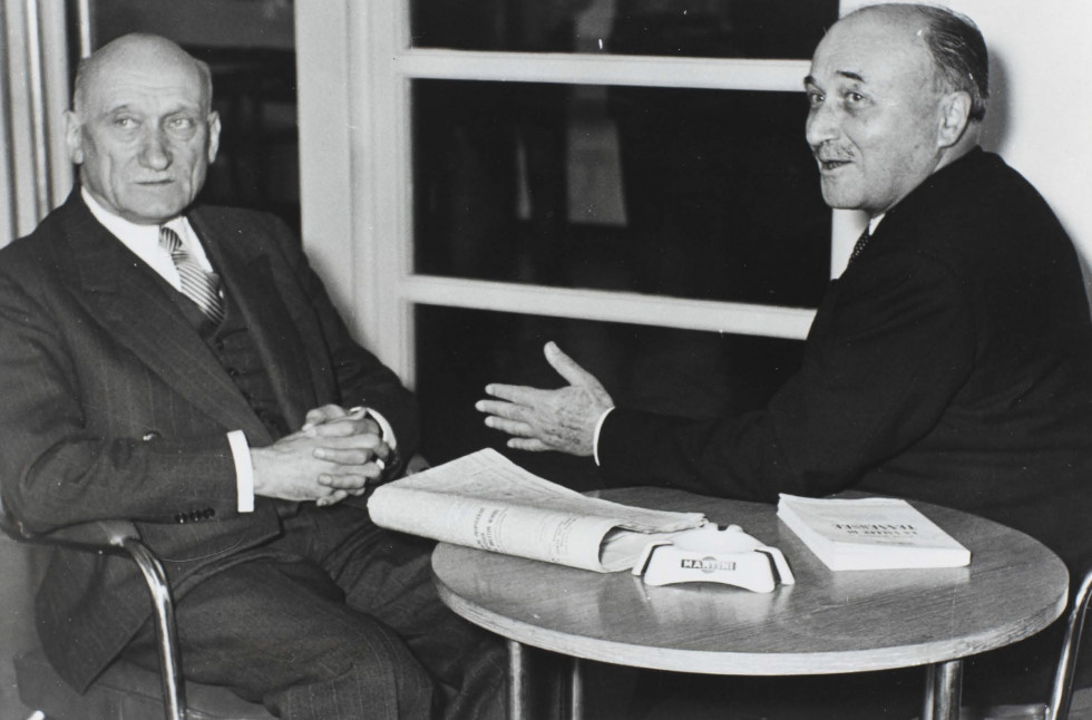 Črno-bela fotografija Roberta Schumana in Jeana Monneta med razpravo.