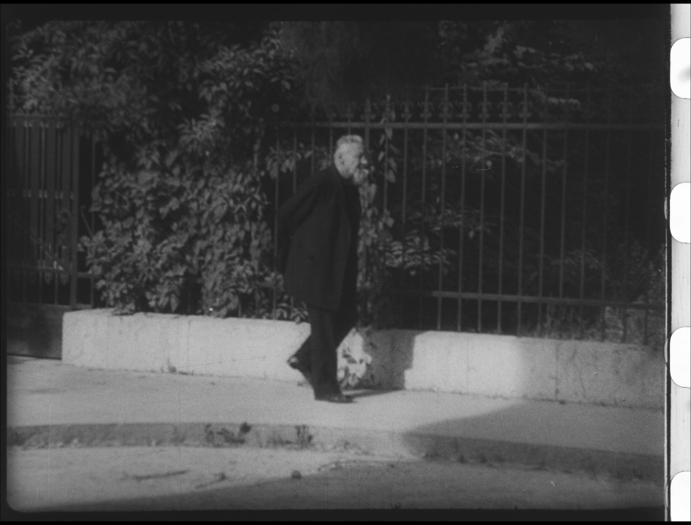 Jože Plečnik na sprehodu po Ljubljani. Izsek iz črno-belega filma Mojster Plečnik. 