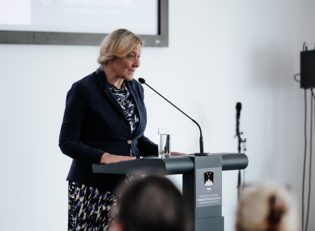 Ministrica za kulturo dr. Ignacija Fridl Jarc nagovarja zbrane na odprtju razstave Preteklost v rokah prihodnosti.