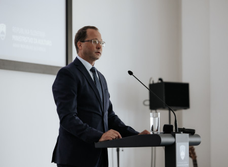 Direktor Arhiva Republike Slovenije dr. Andrej Nared nagovarja obiskovalce na odprtju razstave Preteklost v rokah prihodnosti.