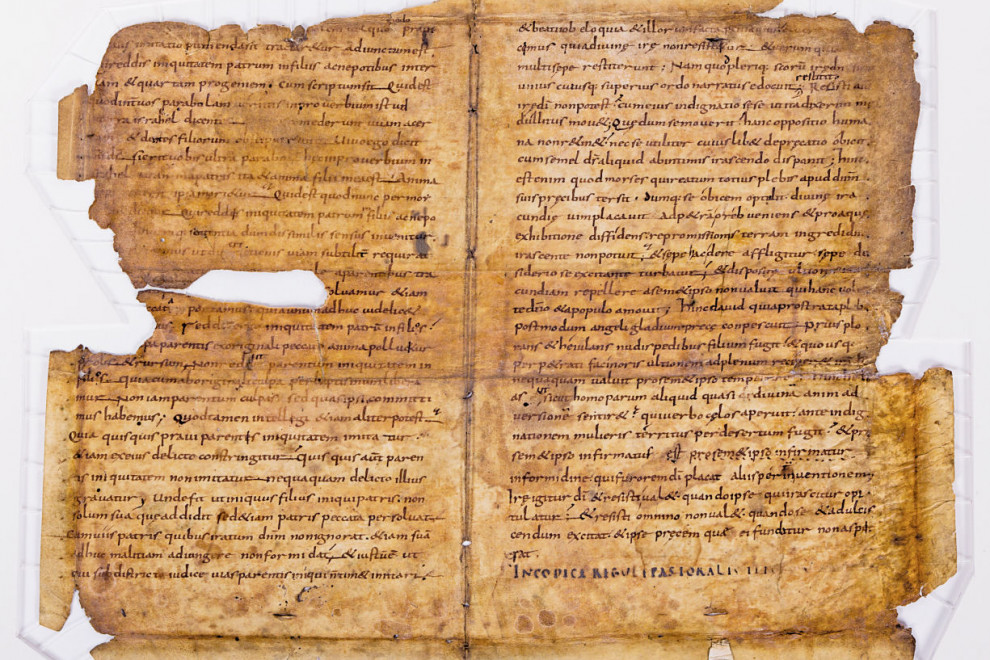 Fragment je poškodovan. Na levi strani lista manajka del strani. 