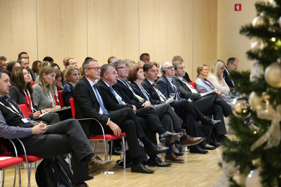 Slušatelji na tretji mednarodni konferenci projekta e-ARH.si v Ljubljani novembra 2018.