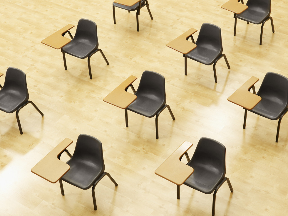 Mize s stoli v predavalnici.