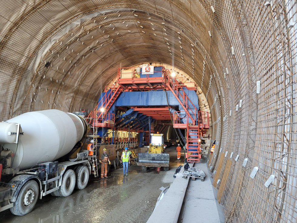 Betoniranje notranje obloge železniškega predora Pekel, konstrukcija v ozadju