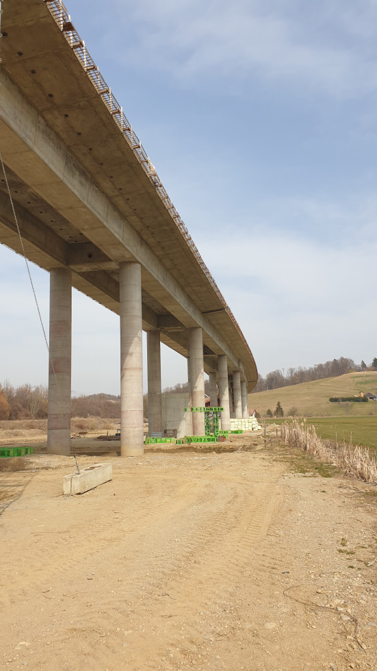 Pogled na viadukt Pesnica od spodaj