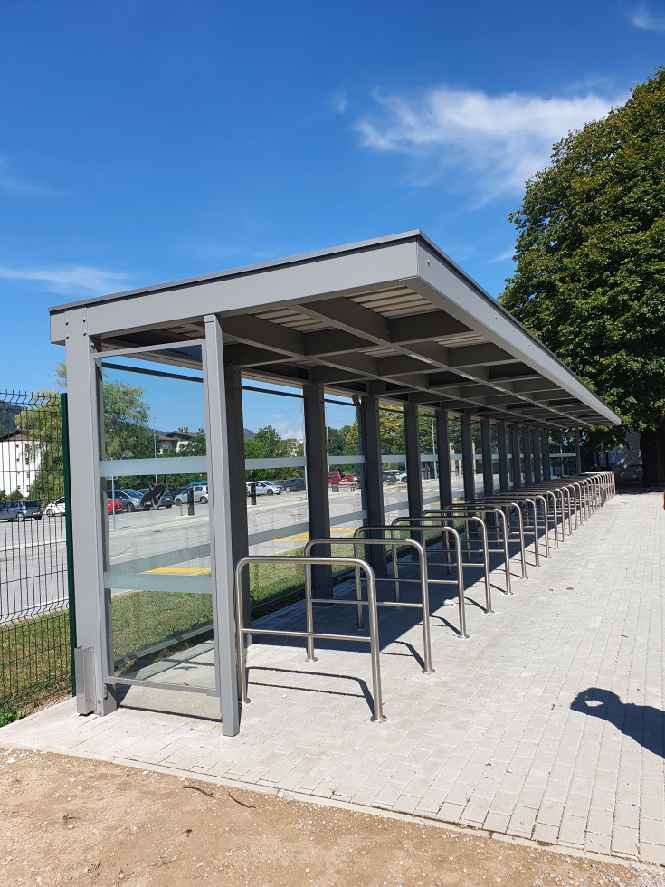 Parkirna mesta za kolesa na železniški postaji Borovnica