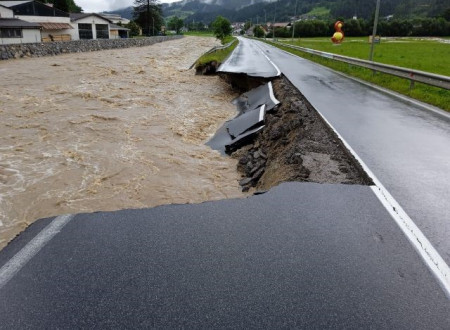 Visoka voda, ki je spodkopala polovico ceste