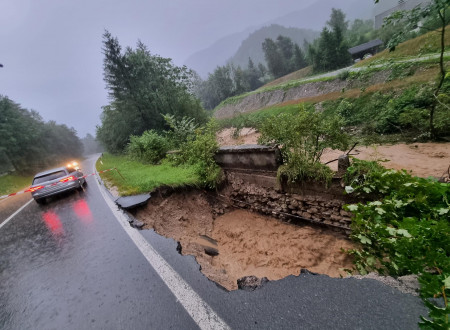 Visoka voda odnesla obcestni prostor.