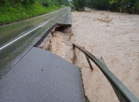 Uničena polovica ceste zaradi visoke vode