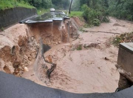 Voda odnesla celotno vozišče