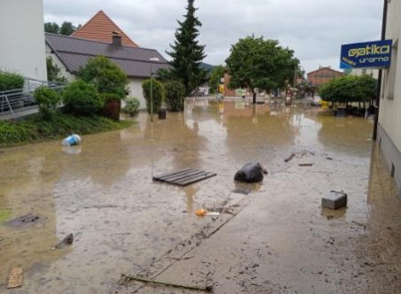Poplavljena cesta v naselju