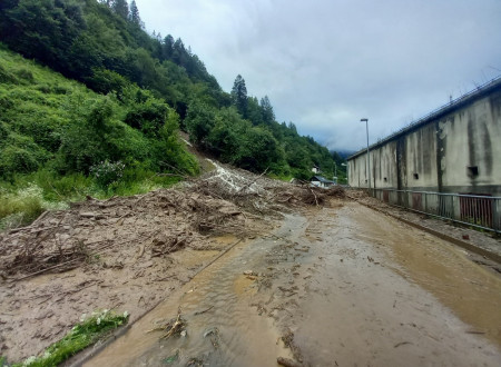 Vejevje in blato na vozišču.