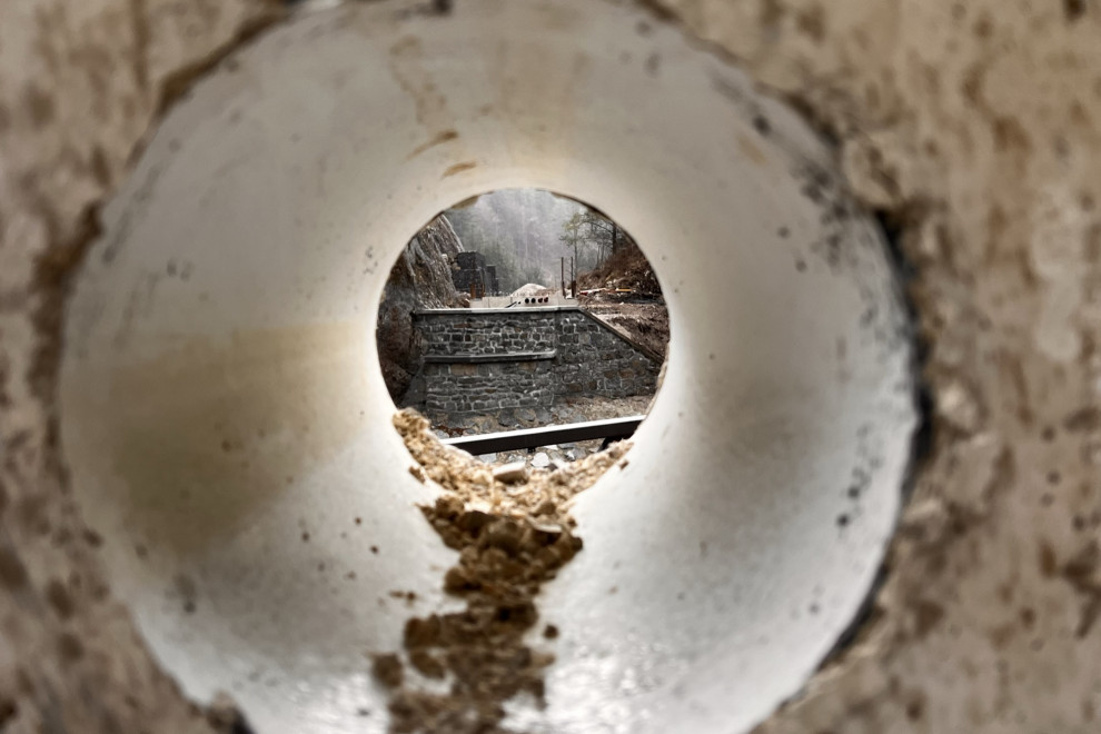 Fotografija nosilca mostu skozi cev