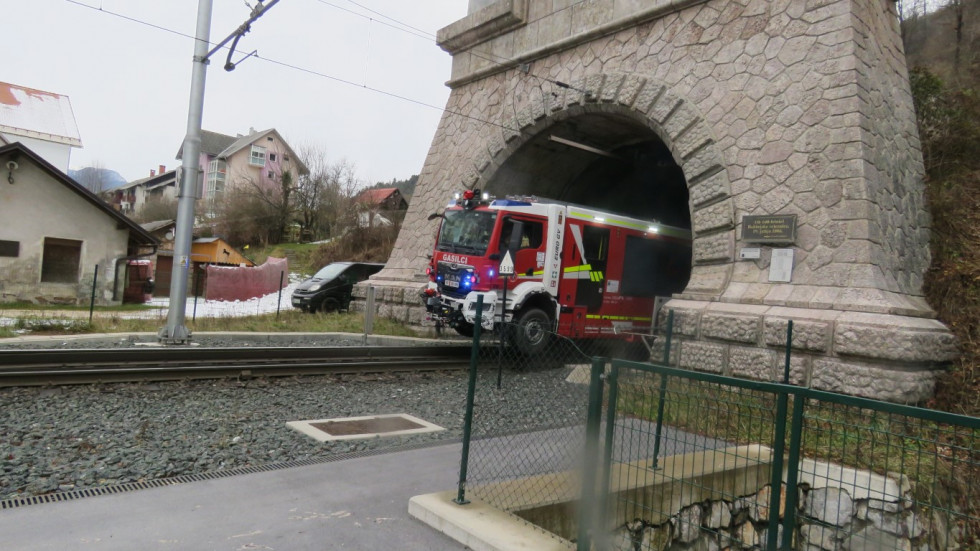 Dvopotno gasilsko vozilo na tirih na vhodu v predor Karavanke