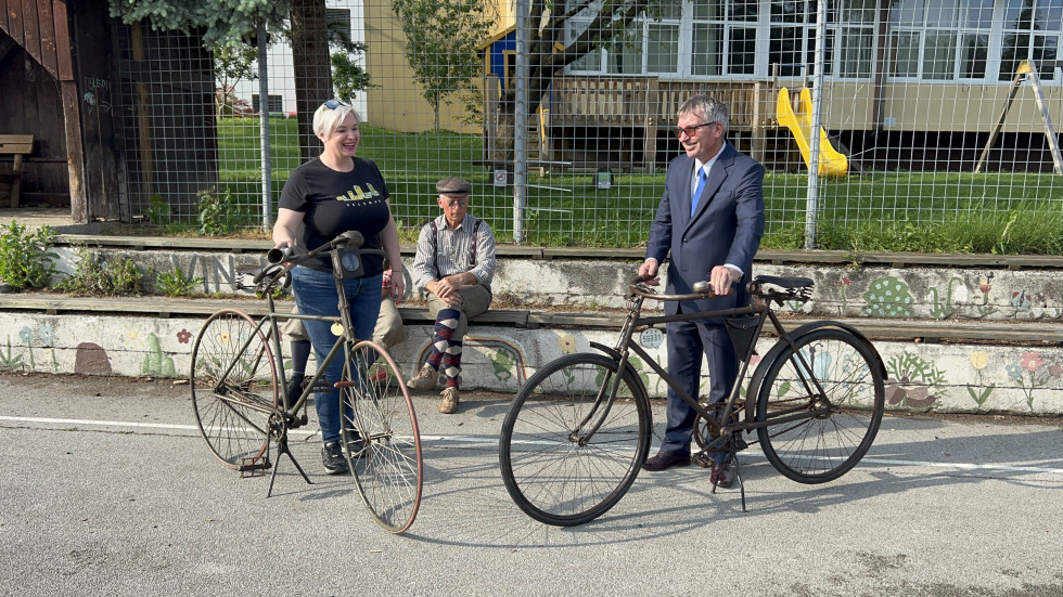 Podžupanja Mestne občine Velenje in direktor Direkcije za infrastrukturo ob dveh starodobnih kolesih