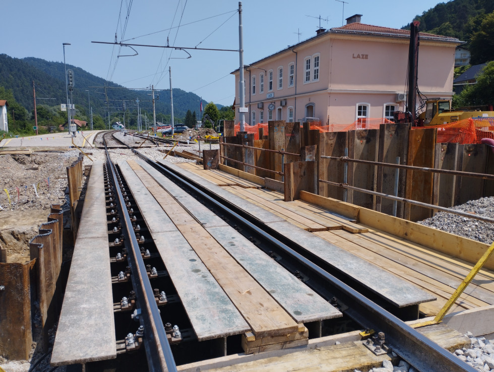Vgrajen tirni provizorij na tiru št. 2 železniške postaje Laze