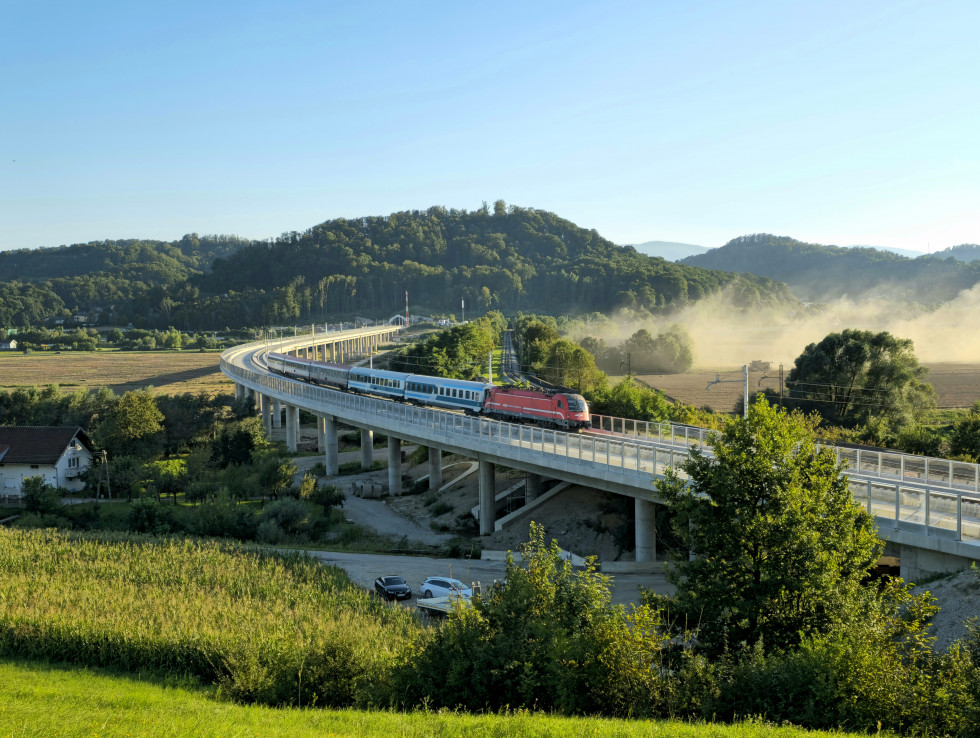 Prvi vlak na novem viaduktu na odseku med Mariborom in Pesnico