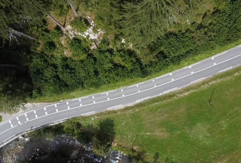Zaključena izveda posebnih talnih označb za motoriste