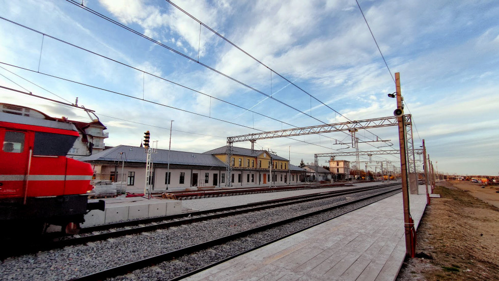 Vlak pred obnovljenim postajnim poslopjem železniške postaje Pragersko
