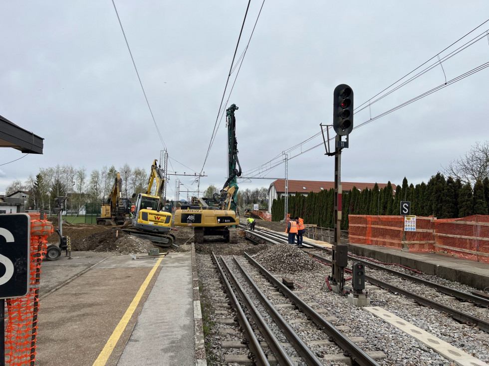 Gradbena mehanizacija na tirih na železniški postaji Rače