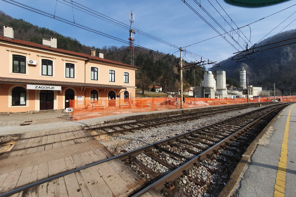 Železniška proga pri železniški postaji Zagorje