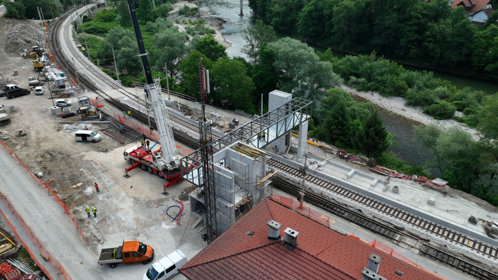 Posnetek iz zraka jeklene konstrukcije bodočega nadhoda čez železniško progo