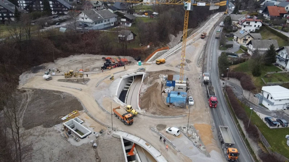 Posnetek iz zraka na gradbišče krožnega križišča na Betinu