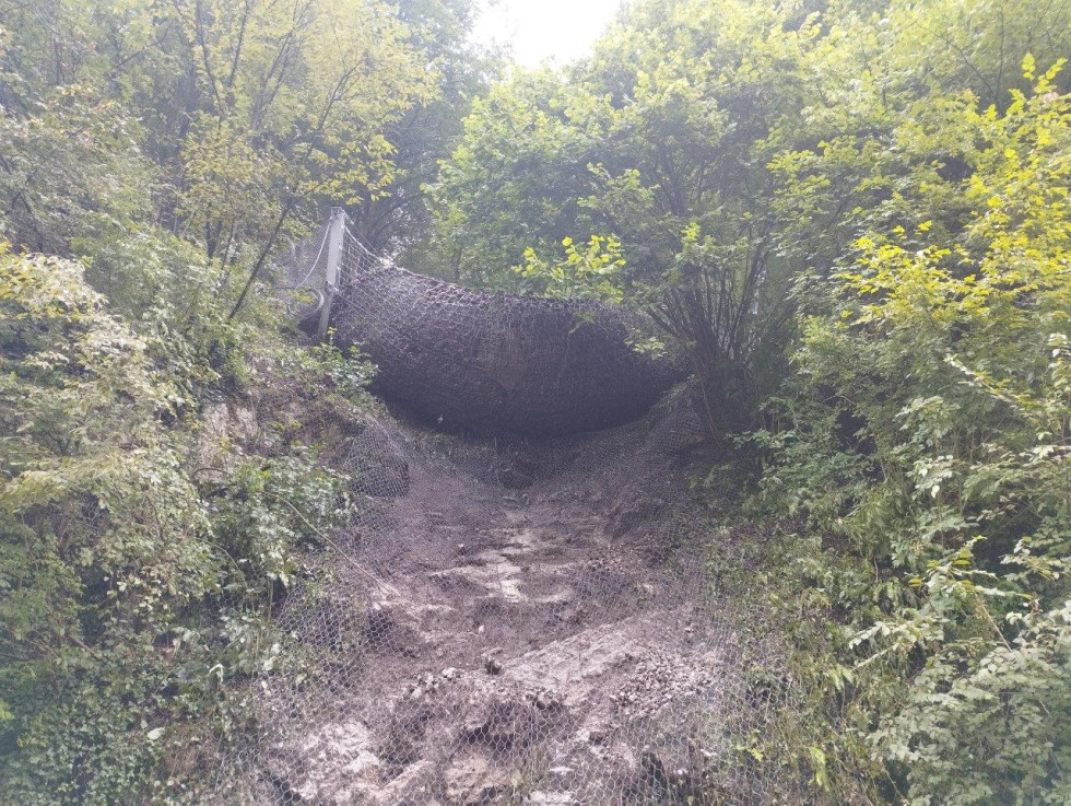 Prenapolnjena lovilno-podajna mreža.