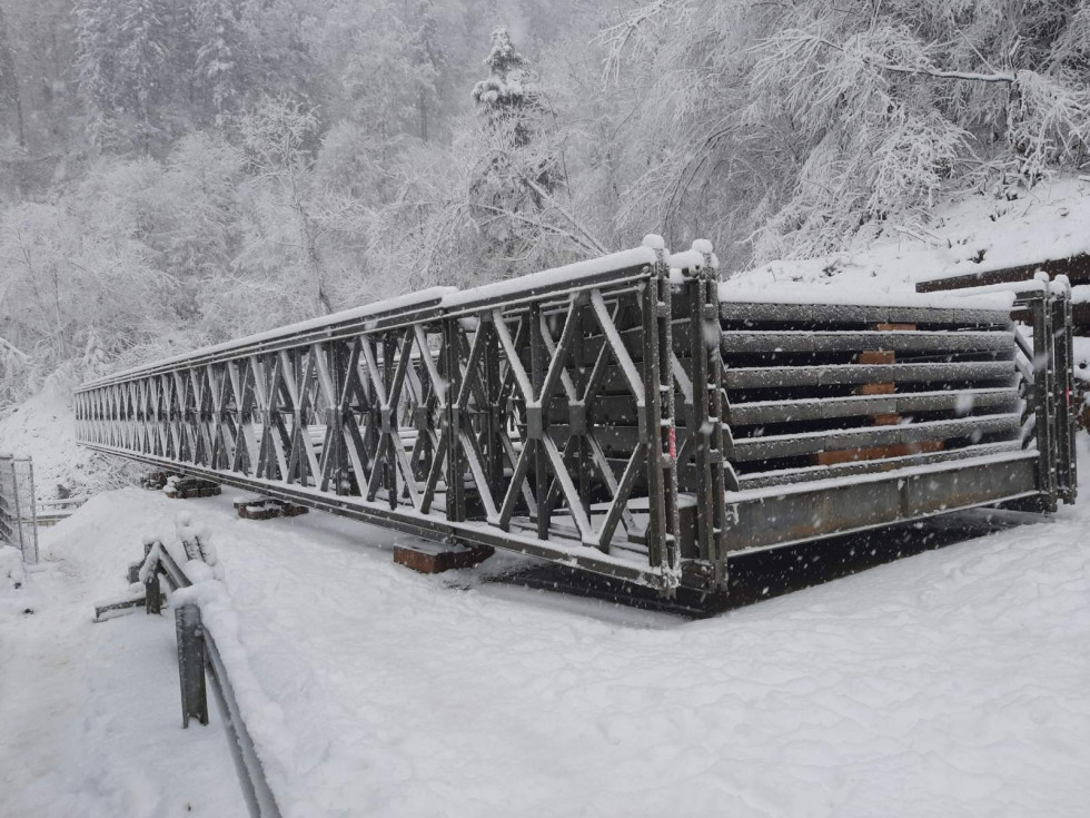 Začasni most Mabey pod snegom