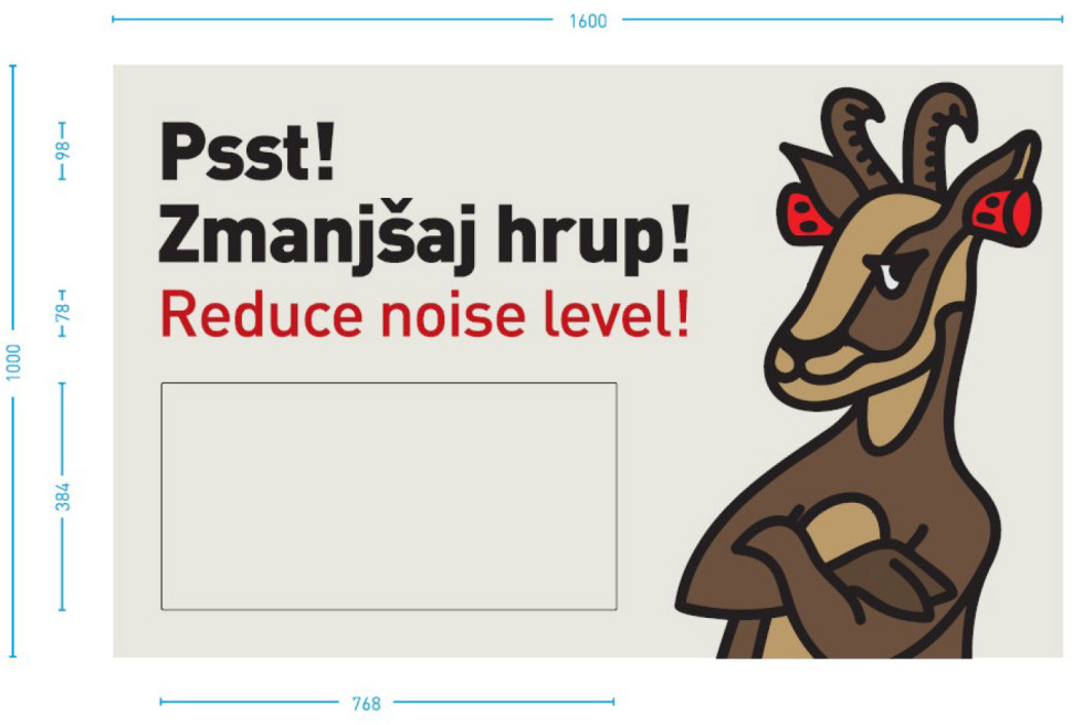 Grafični prikaz obvestilne table. Napis na levem delu table Psst! Zmanjšaj hrup! Reduce noise level! Na desni strani ilustracija kozoroga s čepki v ušesih, spodaj levo prostor za LED prikazovalnik.