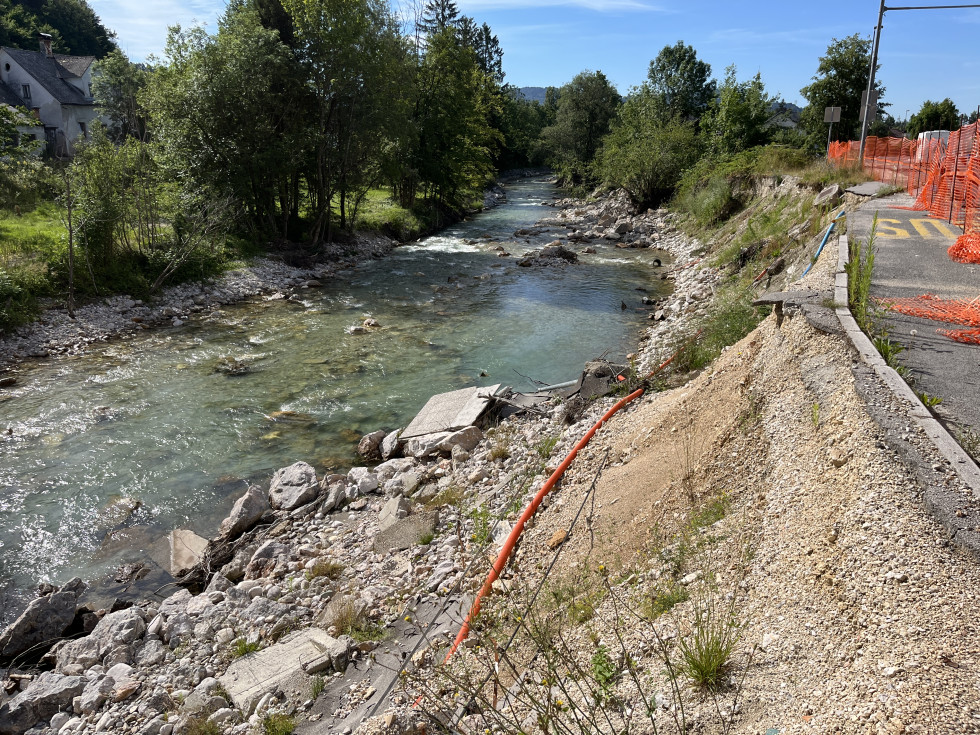 Kamniška Bistrica, na desni uničena infrastruktura, cesta, avtobusna postaja 
