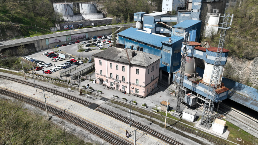 Pogled na železniško postajo Trbovlje iz zraka