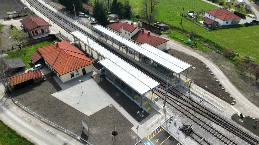 S ptičje perspektive prenovljena železniška postaja Ponikva in novi peroni na postaji.