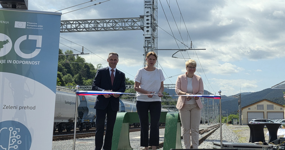 Župan Občine Borovnica, ministrica za infrastrukturo in vodja predstavništva evropske komisije v Sloveniji režejo otvoritveni trak.