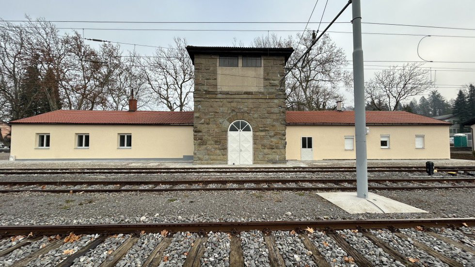 Na sliki je prenovljeni kamniti vodni stolp in objekt pred obnovo na železniški postaji Ilirska Bistrica