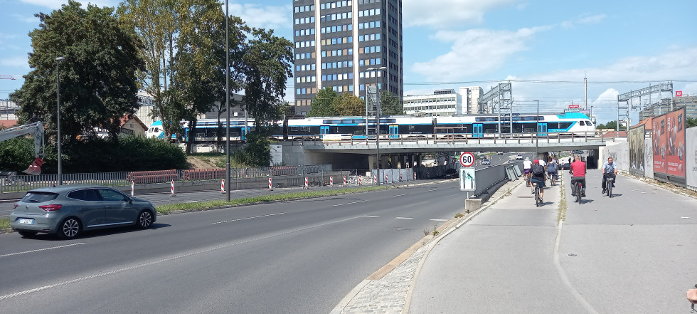 Na fotografiji je prikazana delna zapora Dunajske ceste v Ljubljani pri podvozu.