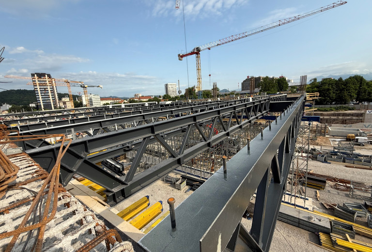 Dosežen pomemben mejnik pri gradnji nadhoda s postajno dvorano čez železniško postajo Ljubljana
