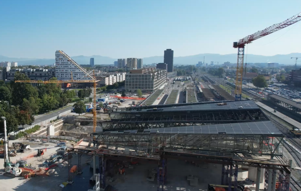 Na fotografiji je viden nov železniški nadhod na železniški postaji Ljubljana.